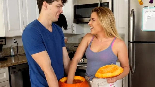 Перед Хэллоуином пацан все же присунул жопастой сестре