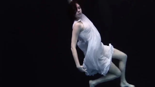 Русская красотка устроила брату эротическое шоу в бассейне